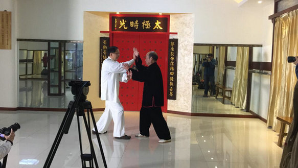 前泰国驻华总领事到148太极文化传播中心学习太极拳(图2)